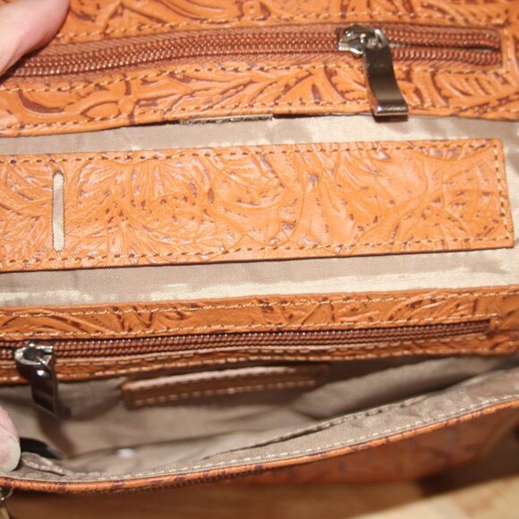 SMALL GUN TOTE'N MAMAS CONCEALED WEAPON CROSS BAG - EMBOSSED - Picture 5 of 7